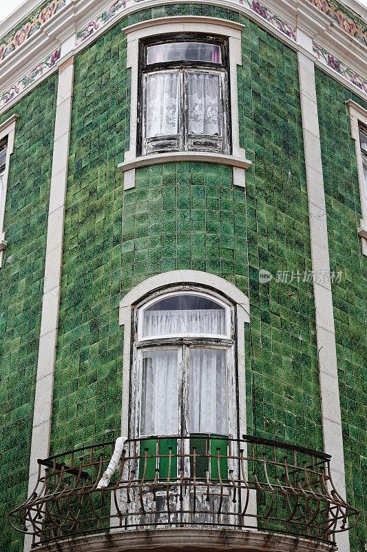 绿色瓷砖façade-Neoclassical建筑角落铺满鹅卵石的Luis de Camoes广场。拉各斯-葡萄牙- 215